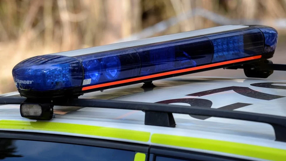Tack vare larmet från en orolig granne kunde polis ach ambulans undsätta en man som legat hjälplös på golvet i sitt hem sedan han fallit ur sin säng.  (Arkivbild)