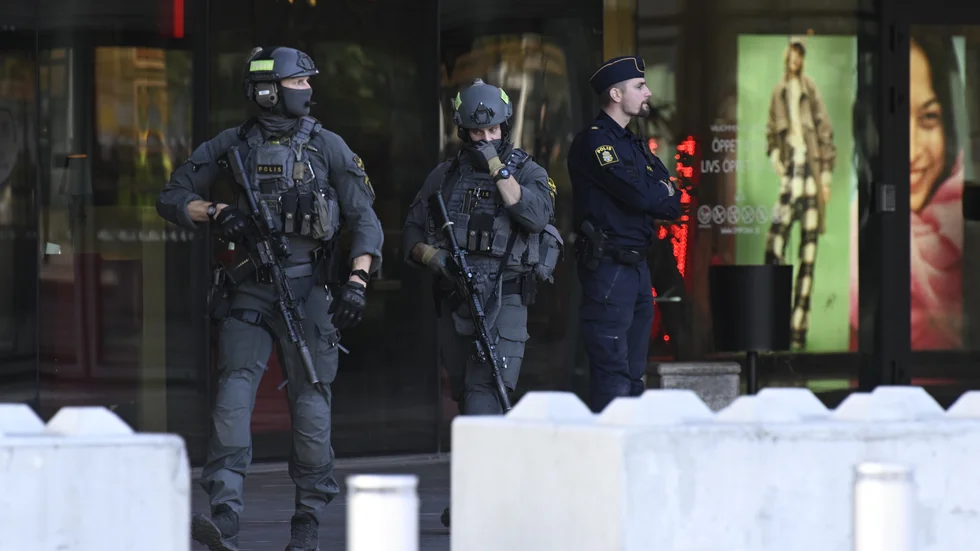 Efter larm om en person med vapen utrymdes köpcentret Emporia i Malmö. Vid 15-tiden kom beskedet att alla våningsplaner är genomsökta och att ingenting har hittats.