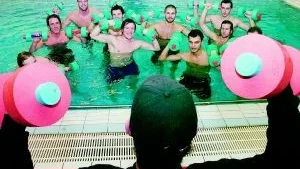 Ett nytt försäsongsupplägg med s k core-träning har Sylvia dragit igång. Allt för att få bättre tränade spelare och mindre skador.  Framförallt gäller det att bygga upp muskler som fotbollsspelarna har användning för, d v s ryggen, axlarna och ljumskar. Det gör man bl a i bassängen, här visar Björn Fång hur man även ska använda hantlarna. Foto: Titti Olovsson