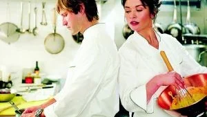 Halvkokt. "Kärlek på menyn" med Aaron Eckhart och Catherine Zeta-Jones, är inget som förbättrar din höst. Disneys kommande "Ratatouille" är bättre. Foto: Sandrew Metronome