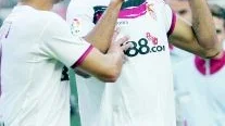Fredric Kanoute ser ut att be till de högre makterna. Och det kanske kan behövas, i kväll är han en av nyckelspelarna i Sevilla när det spelas UEFA-cupfinal. 				 Foto: AP/Scanpix