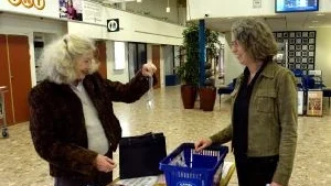 Resenärerna tog förändringen med glatt humör. Kristina Stenhammar visade upp sin plastpåse med dylika krämer för flygplatschefen Mari Torstensson.