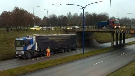 I går fastnade återigen en långtradare under viadukten på gamla E4 vid Finspångsvägen. Här har man just släppt ut luften i däcken så att långtradaren kommit loss.                                                                                                Foto: Jan Forsby