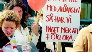 Widar Andersson bjöds på rökt lax och vackert saxofonlir under 1 maj i Rejmyre och Finspång. I Norrköping fick han både se och höra ett och annat.Foto: Anita Kjellberg