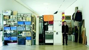 Även om Klara Lidén flyttat hela lägenheten till Moderna försvann det privata på vägen dit. Samlat på ett ställe känns hennes tillhörigheter mer som ett dödsbo än ett levande hem. Foto: Janerik Henriksson/Scanpix.