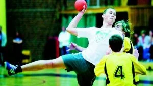 Martin Hossman är en av många lovande spelare som ska rädda handbollens framtid i Norrköping. Martins NHK-lag tog sig till final i Östgöta Cup men fick där se sig slagna av RP IF. 					             Foto: Andreas Skogh.