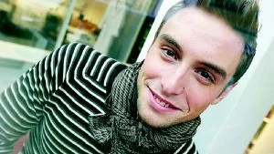 Måns Zelmerlöw passade på att få frisyren fixad på onsdagsförmiddagen innan Melodifestivalens finalvecka drog igång på allvar. Frisören Michael Cardell höll i saxen. Foto: Fredrik Persson/Scanpix Bildtext 2-3: