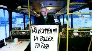 - Härinne i bussen har vi plats för ett 35-tal besökare samtidigt och det är från och till fullt inne i bussen när vi står vid Hörsalsparken på fredagskvällarna, berättar pastor Peter Håkansson som snart även ska styra bussen till Åby, för att under ett antal lördagskvällar bjuda Åbybor på gratis fika och gemenskap i bussen.