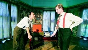 Lars Mellfors och Dan Turdén frammanar med sitt utmärkta skådespeleri en tät och skrämmande känsla av obehag i Teater Kamraternas uppsättning "Parias". Foto: Niclas Sandberg
