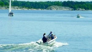 Foto: MAGNUS GLANS Mellan juni och augusti gäller fortfarande hastighetsbegränsningen sju knop på Skeppsbrofjärden i Västervik. Under övriga året tillåts nu båtförare att köra snabbare.