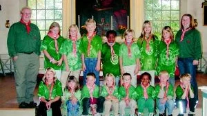 Foto: LENA PETTERSSON Barnen som invigdes till scouter tillsammans med ledarna Fredrik Astvall och Linda Astvall. Överst från vänster: Francesca Budd, Moa Ekholm, Markus Johansson, Matteus Lindersson, Oskar Brage, Rebecca Hertz och Julia Gustavsson. Främre raden från vänster: Elin Karlsson, Elinor Hertz, Philip Ekholm, Louise Brage, Hampus Jacobsson, Yedeneku Lindersson, Sverker Johansson och Kasper Torsson.