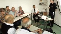 Håkan Olsen och Roger Landelius från räddningstjänsten i Västervik informerade fastighetsägare i Västervik om den nya brandskyddslagen. Foto: ANDERS STEINER