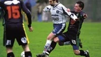Gunnebos Håkan Güner driver bollen förbi Hjorted/Totebos Håkan Johansson i fredagskvällens derby på Tollevi. Nummer 15 är Hjorted/Totebos lagkapten Mattias Gustavsson. Foto: MAGNUS GLANS