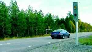 Foto: Thomas Arnroth Många bilister sänker hastigheten när en vägkamera dyker upp. På 90-vägar har farterna generellt sjunkit med 8 kilometer i timmen vid kameraskåpen och 4-5 kilometer i timmen mellan dem.