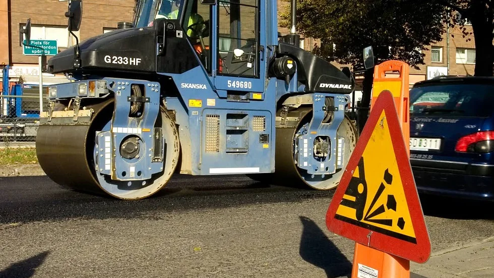 Vägjobb. Det blir snart ny beläggning på E22 genom Söderköping.