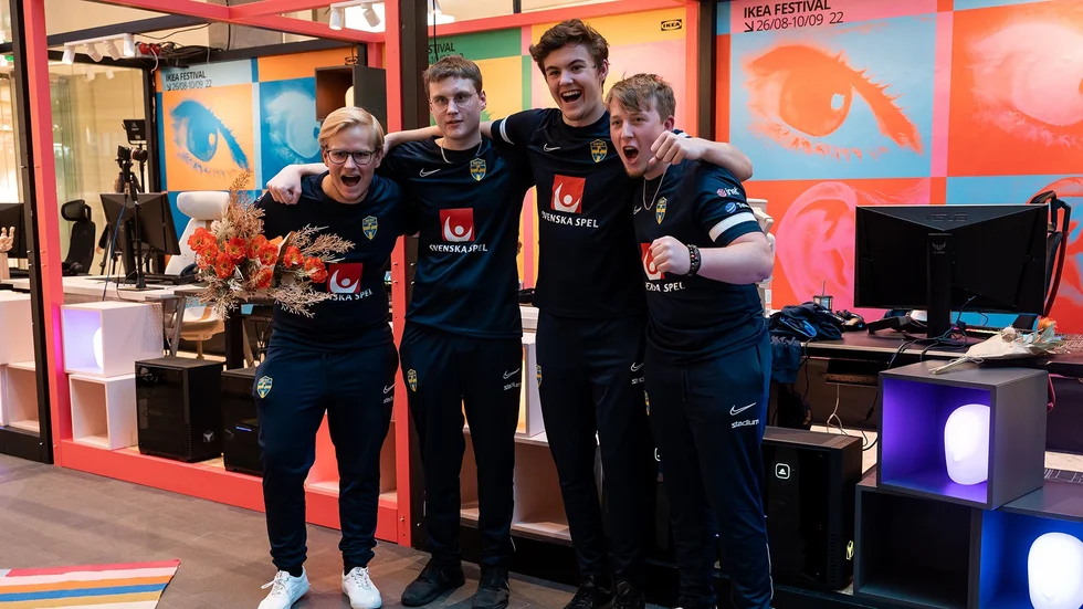 Landslaget i Rocket League som säkrade segern i Finnkampen. Samuel "Zamberg" Svedberg, Jakob "Gylfen" Gowans, Moltas "Molten" Lindmark, Robert "Lem0naZ" Fridström, coach.