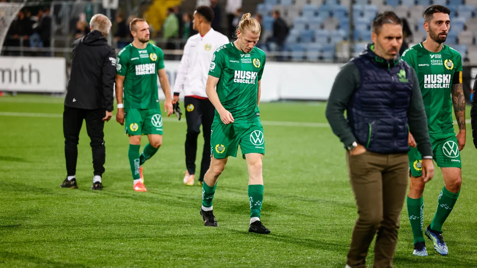 Hammarbys tränare Marti Cifuentes, längst till höger, ger inte upp kampen om SM-guldet.