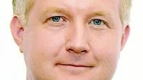 Det här ska vi titta närmare på. Justitieutskottet kommer att ta upp saken när vi inom kort träffar den nya generaldirektören för Domstolsverket, lovar justitieutskottets ordförande Johan Pehrson.
