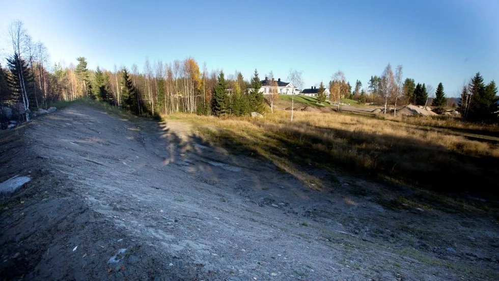 Tunga transporter. Tvisten mellan Näsuddens Samfällighetsförening och paret Wiksten gäller i grunden betalning för att åtgärda de skador som uppstått på den lilla vägen efter över 2000 tunga transporter till familjen Wikstens tomt i samband med bland annat schaktarbete.