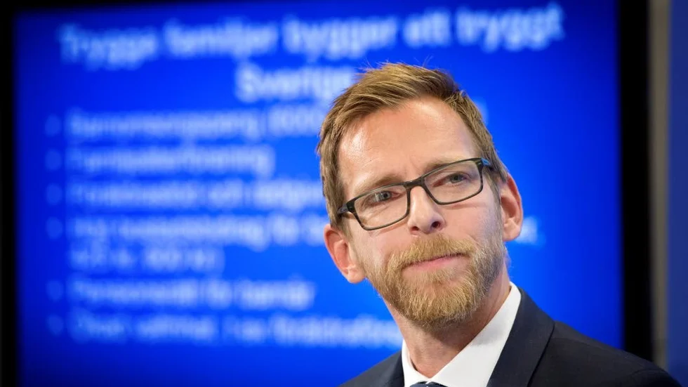 HANDSLAG. Jakob Forssmed (KD) sträcker ut handen till regeringen och gör upp om reglerna för den offentliga upphandlingen.