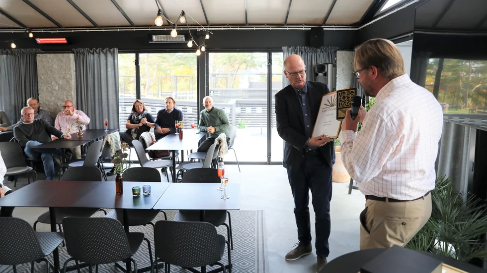 Magnus Bolin gick i mål med flaggan i topp. Förra veckan lämnade han vd-posten för Gotlandsägg, under fredagen utsågs han till årets företagare på Gotland. Prisutdelare var Företagarna Gotlands ordförande Johan Gate.   
