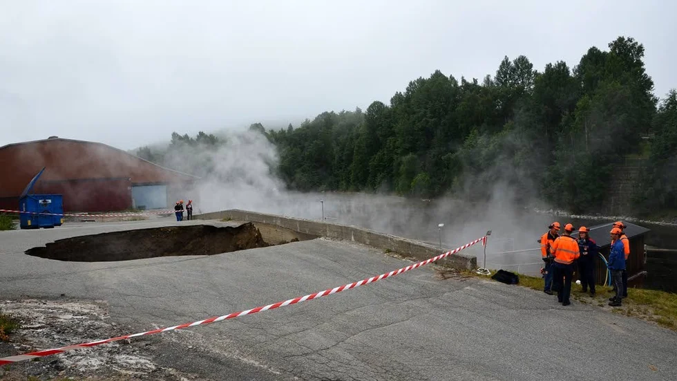 Arbetet på Domsjö Fabriker stoppades och inga båtar fick passera på den närliggande älven efter att ett brustet avloppsrör orsakat ett enormt slukhål.