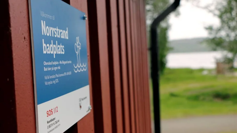 Skylt. Skyltar sätts upp runt kommunens badplatser för ökad säkerhet.