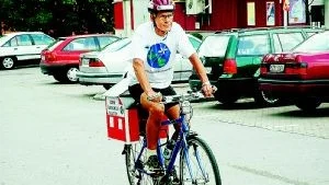 Riksdagsledamoten Kenneth Lantz (kd) cyklar genom landet för att protestera mot fastighetsskatten. I måndags kom han till torget i Finspång. 			Foto: Magnus Johansson