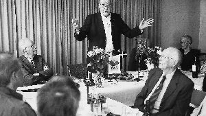 Många var talarna på 90-årsdagen. Men meste talare var ju, föga oväntat, jubilaren Sven Nordlöf själv. Som underhöll med gamla minnen, dråpliga historier - och därtill sjöng Ruben Nilsson för gratulanterna.
Foto: Robert Svensson (011-200 463)
robert.svensson@folkbladet.se
