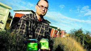 "Vi kommer i framtiden att satsa på storproduktion av honung med cirka 350 bikupor och ett antal olika smaker på honungen", säger Christoffer Starkhammar på Örestadgårdens biodling på Vikbolandet.
Foto: Robert Svensson (011-200 463)
robert.svensson@folkbladet.se