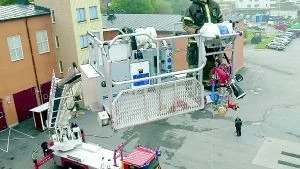 Högt över marken svävar betongen. Nu kan brandman Håkan Godlund nå upp till tolfte våningen om det skulle behövas. Brandförsvaret i Norrköping har köpt en ny skylift-bil som kan nå 36 meter högt. Fem och halv miljon kostar den med alla moderna finesser.
Foto: Janne Forsby (011-200 464)
janne.forsby@folkbladet.se