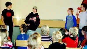 Anton Forsberg, Timmy Sundin, Andreas Larsson och Petter Svensson i årskurs 8 på Storängsskolan framförde en kortteater om mobbning och utanförskap. Foto: Magnus Johansson
