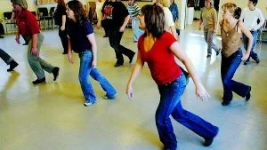 Line dance är dansen för de som tycker om att dansa, men inte i par. Country, rock, vals, bugg och polka. Det går att dansa line dance till nästan all musik.
FOTO: GUNNAR JOHANSSON