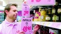 Prissänkningarna markeras med den rosa färgen. När nu Tomas Lindström på Nära Strömmen, tillsammans med alla andra Ica-handlare, tar ett nytt steg i priskriget.
FOTO: JANNE FORSBY (011-200 464)
janne.forsby@folkbladet.se
