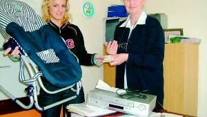 Aida Sapcanin och barnhemmets pedagog Hajrija Kozari'c.  
FOTO: DZEJNA SMAJLOVI'C
