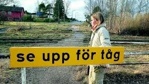 Jessica Hanning tvingas passera en obevakad järnvägsövergång på väg till skolan. Kommunen har dragit tillbaka skolskjutsen för att avståndet inte är tillräckligt långt, utan att tänka på barnens säkerhet. Nu har föräldrarna fått nog.
FOTO: ROBERT SVENSSON