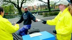 Cyklande självdeklaranter dök också upp i sista minuten igår och bjöds på godis på Saltängsgatan. Här är det Al Whiting som överlämnar sin deklaration till Maud Haglund, till vänster, och Kerstin Ullerstig.
Foto: Niclas Sandberg (011-200 464)