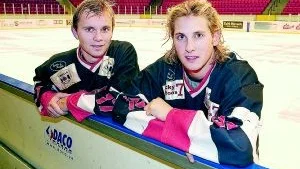 Kristoffer Jobs (t.h) tvekar om en fortsättning i Hästen Hockey nästa säsong. I stället kan han hamna i Almtuna, samma klubb som Leif Boork tränade förra säsongen. Foto: Robert Svensson
