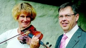 Violinisten June Lyng, som spelar i Nordens största orkester Kungliga Hovkapellet, gjorde i lördags ett soloinhopp i Finspångs musiksällskap när de spelade vid sommarens första Musik vid helgsmål i Sankta Maria kyrka. Här tillsammans med dirigenten Thord Eriksson. 
Foto: Carolina Häggkvist