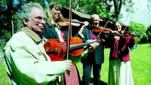 Spelmansstämma och hembygdsfest i Regna är en sommartradition. I år deltar bland annat musikgruppen Folklekarne från Norrköping och det gjorde de även förra året.  
Foto: Gunnar Johansson