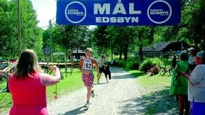 Daniel Pettersson passerar mållinjen och är på väg att få guldmedaljen för sin seger i ungdomsklassen i helgens triathlontävling i Grytgöl.
Foto: Magnus Johansson
