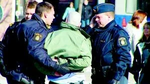 Ett ingripande som i ett senare skede kan leda till hot om våld och hämnd mot de inblandade poliserna. (Personerna på bilden har inget med innehållet i artikeln att göra.)
Foto: Scanpix