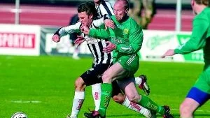 Borttryckta. Sylvias Johan Jönsson i kamp med Bollstanäs-målskytten Stefan Dolkow på Boll-	spelaren. Sylvia föll tungt med matchens enda mål.
Foto: Niclas Sandberg (011-200 464)
niclas. sandberg@folkbladet.se