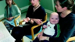 Hur gör man för att inte uppfostra sitt barn enligt traditionella könsroller? I  Forum för feministiska föräldrar kan mammor och pappor diskutera och utbyta erfarenheter. Josefina Süssner (i mitten) är initiativtagare till gruppen.
Foto: Peter Ericsson