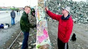 Koncentrerat sprayar Anders Wahlström från Umeå och Johan Fors från Eskilstuna sina graffiti-bidrag vid helgens graffitifest i Norrköpings hamn.  Mycket positivt att Norrköpings kommun tillåter det här arrangemanget varje år för oss som tycker om graffitimålning, framhöll Anders Wahlström.
Foto: Niclas Sandberg (011-200 464)
niclas. sandberg@folkbladet.se