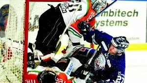 Linköpings Sami Torkki brakade in i Modo-buren. Ett besök som inte direkt gladde målvakten Karol Krizan. Foto:Scanpix