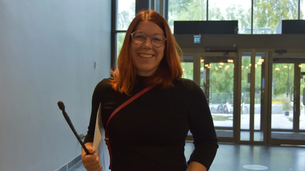Jenny Ceder ska skänka bort pengarna till någon organisation som jobbar med barns rättigheter.
