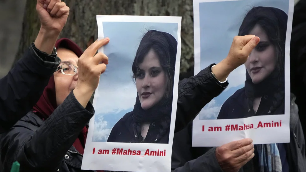Exiliranier demonstrerar mot regimen utanför Irans ambassad i Berlin, Tyskland.