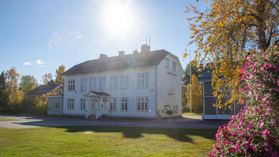Byggnaden i Jokkmokk som i folkmun kallas Gamla Engelmarks hotell fortsätter att vara tom, efter att en planerad fastighetsaffär fallit ihop.