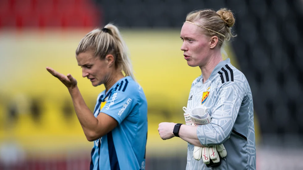Målvaktsprofilen Hedvig Lindahl (till höger) har inte vunnit med sitt nya lag Djurgården i allsvenskan efter flytten. Nu väntar P18 i cupen.